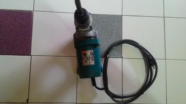 ขายสว่านเจาะกระแทกแบบโรตารีสำหรับงานหนักๆยี่ห้อMAKITA รุ่นHR2010ตัวใหญ่พร้อมใช้งาน