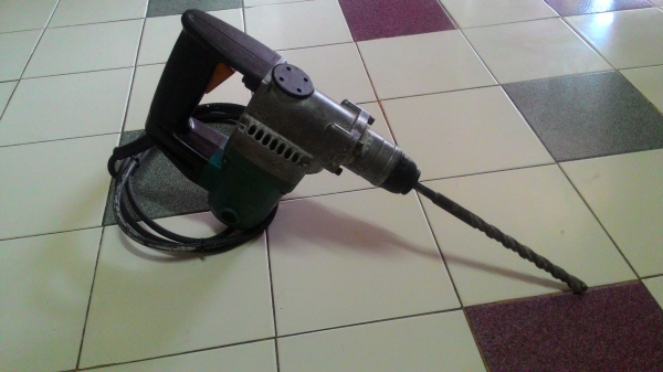 ขายสว่านเจาะกระแทกแบบโรตารีสำหรับงานหนักๆยี่ห้อMAKITA รุ่นHR2010ตัวใหญ่พร้อมใช้งาน