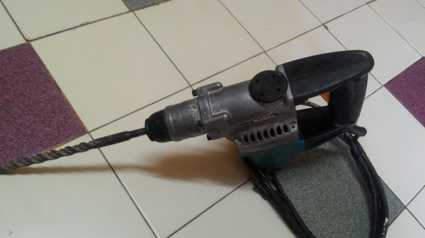 ขายสว่านเจาะกระแทกแบบโรตารีสำหรับงานหนักๆยี่ห้อMAKITA รุ่นHR2010ตัวใหญ่พร้อมใช้งาน