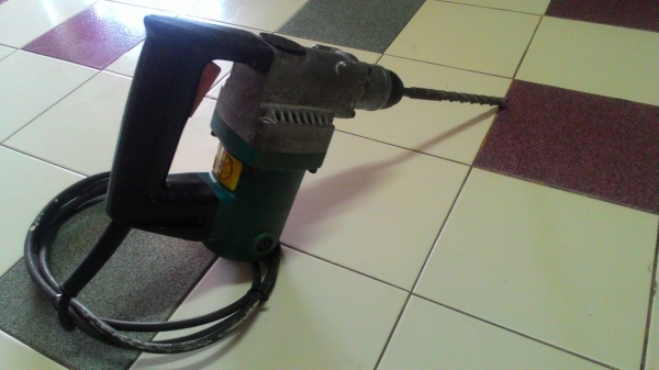 ขายสว่านเจาะกระแทกแบบโรตารีสำหรับงานหนักๆยี่ห้อMAKITA รุ่นHR2010ตัวใหญ่พร้อมใช้งาน