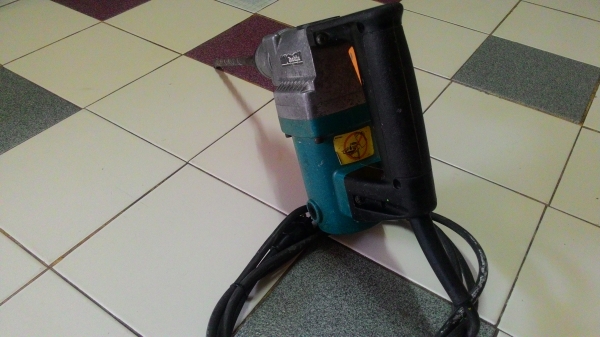 ขายสว่านเจาะกระแทกแบบโรตารีสำหรับงานหนักๆยี่ห้อMAKITA รุ่นHR2010ตัวใหญ่พร้อมใช้งาน