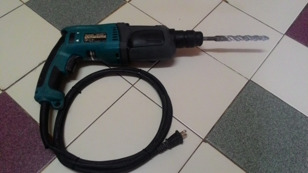 ขายสว่านโรตารี่3ระบบสภาพสวยๆยี่ห้อMAKITAของแท้รุ่นHR2470พร้อมใช้งานครับมีไฟLED ขายสว่านโรตารี่3ระบบสภาพสวยๆยี่ห้อMAKITAของแท้รุ่นHR2470พร้อมใช้งานครับมีไฟLED