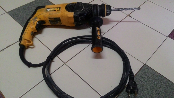 ขายสว่านโรตารี่ปรับ3ระบบสภาพสวยยี่ห้อDEWALTรุ่นD25123(800W)ใช้งานหนักๆได้สบายๆ