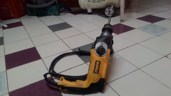 ขายสว่านโรตารี่ปรับ3ระบบสภาพสวยยี่ห้อDEWALTรุ่นD25123(800W)ใช้งานหนักๆได้สบายๆ