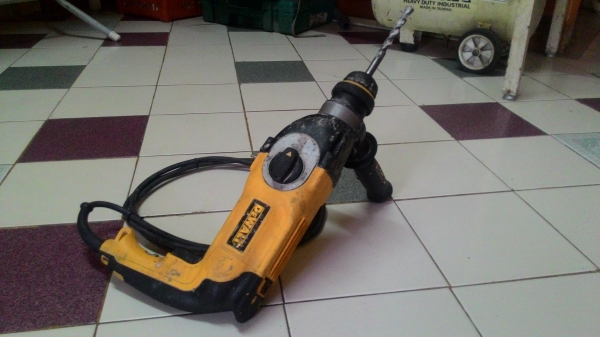 ขายสว่านโรตารี่ปรับ3ระบบสภาพสวยยี่ห้อDEWALTรุ่นD25123(800W)ใช้งานหนักๆได้สบายๆ