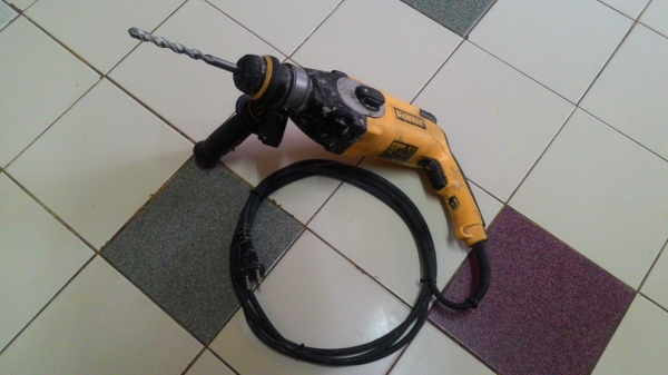 ขายสว่านโรตารี่ปรับ3ระบบสภาพสวยยี่ห้อDEWALTรุ่นD25123(800W)ใช้งานหนักๆได้สบายๆ