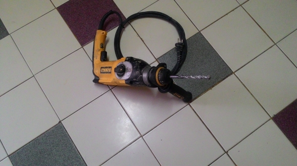 ขายสว่านโรตารี่ปรับ3ระบบสภาพสวยยี่ห้อDEWALTรุ่นD25123(800W)ใช้งานหนักๆได้สบายๆ