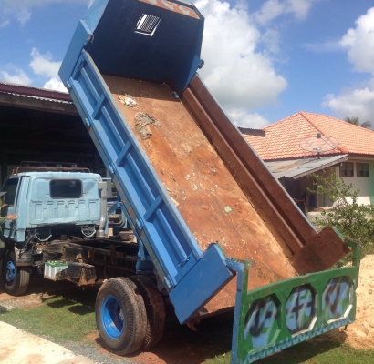 ISUZU NKR 110 HP 4BE1 ปี 36 หกล้อดั๊มพ์ กระบะดั๊มพ์เหล็ก 4 ตันความยาว 3.60 เมตรไม่มีผุกระบอกดั๊มพ์ไม่มีเยิ้มครับพร้อมใช้งาน เครื่องแน่นแรงดี หัวเก๋งสวยไม่มีผุภายในเก๋งคอนโซลครบ เกียร์สั้น ช่วงล่างคัชซีสวยมากเดิมๆไม่มีแอ่นไม่มีบวม ยาง 8.25 ขอบ 16 สภาพดี 70