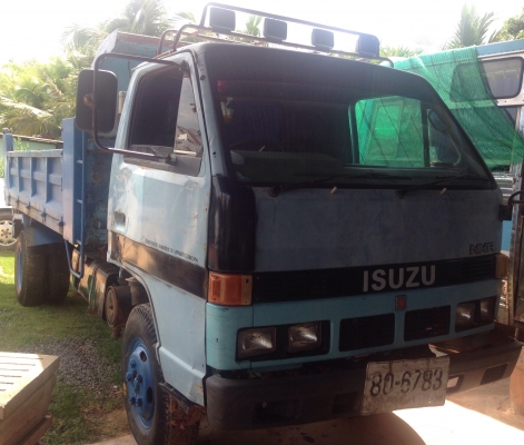 ISUZU NKR 110 HP 4BE1 ปี 36 หกล้อดั๊มพ์ กระบะดั๊มพ์เหล็ก 4 ตันความยาว 3.60 เมตรไม่มีผุกระบอกดั๊มพ์ไม่มีเยิ้มครับพร้อมใช้งาน เครื่องแน่นแรงดี หัวเก๋งสวยไม่มีผุภายในเก๋งคอนโซลครบ เกียร์สั้น ช่วงล่างคัชซีสวยมากเดิมๆไม่มีแอ่นไม่มีบวม ยาง 8.25 ขอบ 16 สภาพดี 70