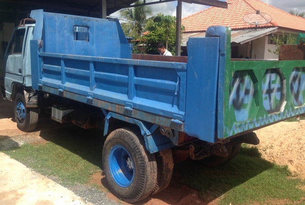 ISUZU NKR 110 HP 4BE1 ปี 36 หกล้อดั๊มพ์ กระบะดั๊มพ์เหล็ก 4 ตันความยาว 3.60 เมตรไม่มีผุกระบอกดั๊มพ์ไม่มีเยิ้มครับพร้อมใช้งาน เครื่องแน่นแรงดี หัวเก๋งสวยไม่มีผุภายในเก๋งคอนโซลครบ เกียร์สั้น ช่วงล่างคัชซีสวยมากเดิมๆไม่มีแอ่นไม่มีบวม ยาง 8.25 ขอบ 16 สภาพดี 70