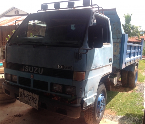 ISUZU NKR 110 HP 4BE1 ปี 36 หกล้อดั๊มพ์ กระบะดั๊มพ์เหล็ก 4 ตันความยาว 3.60 เมตรไม่มีผุกระบอกดั๊มพ์ไม่มีเยิ้มครับพร้อมใช้งาน เครื่องแน่นแรงดี หัวเก๋งสวยไม่มีผุภายในเก๋งคอนโซลครบ เกียร์สั้น ช่วงล่างคัชซีสวยมากเดิมๆไม่มีแอ่นไม่มีบวม ยาง 8.25 ขอบ 16 สภาพดี 70