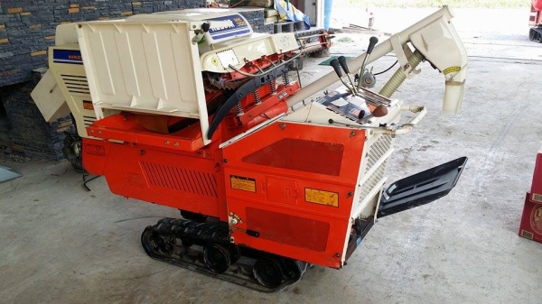 รถนวดข้าวเดินตาม เก่าญี่ปุ่น KUBOTA  สภาพอย่างสวย เป็นแทรคยาง