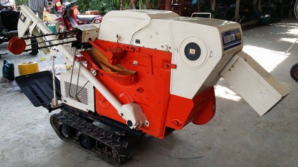 รถนวดข้าวเดินตาม เก่าญี่ปุ่น KUBOTA สภาพอย่างสวย เป็นแทรคยาง รถนวดข้าวเดินตาม เก่าญี่ปุ่น KUBOTA สภาพอย่างสวย เป็นแทรคยาง