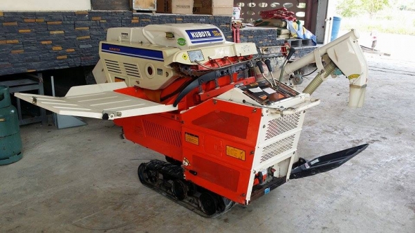 รถนวดข้าวเดินตาม เก่าญี่ปุ่น KUBOTA สภาพอย่างสวย เป็นแทรคยาง รถนวดข้าวเดินตาม เก่าญี่ปุ่น KUBOTA สภาพอย่างสวย เป็นแทรคยาง