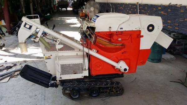 รถนวดข้าวเดินตาม เก่าญี่ปุ่น KUBOTA สภาพอย่างสวย เป็นแทรคยาง รถนวดข้าวเดินตาม เก่าญี่ปุ่น KUBOTA สภาพอย่างสวย เป็นแทรคยาง