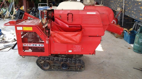 รถนวดข้าวเดินตาม เก่าญี่ปุ่น YANMAR รุ่น สภาพอย่างสวย เป็นแทรคยาง  เคลื่อนย้ายสะดวก