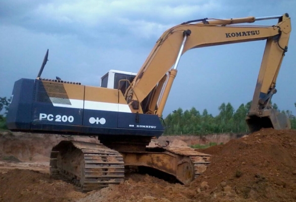 KOMATSU PC 200-5 รถบอดี้สวยจัด เครื่องเดิมเกียร์เดิมทำงานเร็วไม่มีโหลด ภายในสวยสะอาด มีหน้าจอ แอร์ คอนโทรลยาว ไฟฟ้าตัดมอเตอร์คันเร่งครับ ภายนอกสวย บูมอาร์มมีปะเล็กน้อยครับ เอวแน่น ช่วงล่างโซ่ใบแทรกหนาดีประมาณ 70\% พร้อมทำงานได้เลย เอกสารเล่มทะเบียน ราคาต่อ