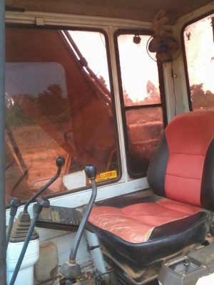 KOMATSU PC 200-5 รถบอดี้สวยจัด เครื่องเดิมเกียร์เดิมทำงานเร็วไม่มีโหลด ภายในสวยสะอาด มีหน้าจอ แอร์ คอนโทรลยาว ไฟฟ้าตัดมอเตอร์คันเร่งครับ ภายนอกสวย บูมอาร์มมีปะเล็กน้อยครับ เอวแน่น ช่วงล่างโซ่ใบแทรกหนาดีประมาณ 70\% พร้อมทำงานได้เลย เอกสารเล่มทะเบียน ราคาต่อ