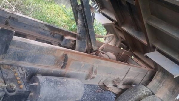 รถบรรทุก 6 ล้อดัมพ์ ยี่ห้อ ISUZU  เครื่อง 100 แรงม้า