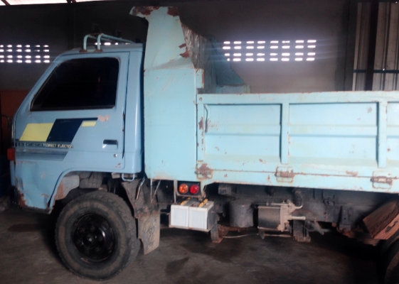 ISUZU NPR 115 HP 4BD1 หกล้อดั๊มพ์ กระบะดั๊มพ์เหล็ก 4 ตันความยาว 3.60 เมตรสภาพดี ช่วงล่างใหญ่ติด F หน้า F หลัง เครื่องแห้งแรงดี หัวเก๋งไม่มีผุภายในคอนโซลครบพร้อม เกียร์สั้น ช่วงล่างแน่น ยาง 8.25 ขอบ 16 สภาพดี 70\% พร้อมบรรทุกพร้อมใช้งาน เอกสารเล่มทะเบียนครบ