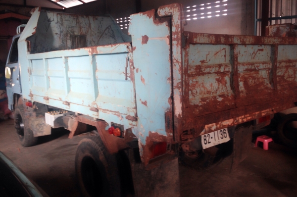 ISUZU NPR 115 HP 4BD1 หกล้อดั๊มพ์ กระบะดั๊มพ์เหล็ก 4 ตันความยาว 3.60 เมตรสภาพดี ช่วงล่างใหญ่ติด F หน้า F หลัง เครื่องแห้งแรงดี หัวเก๋งไม่มีผุภายในคอนโซลครบพร้อม เกียร์สั้น ช่วงล่างแน่น ยาง 8.25 ขอบ 16 สภาพดี 70\% พร้อมบรรทุกพร้อมใช้งาน เอกสารเล่มทะเบียนครบ