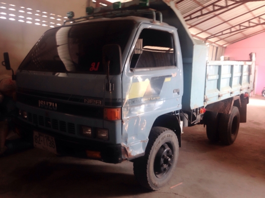 ISUZU NPR 115 HP 4BD1 หกล้อดั๊มพ์ กระบะดั๊มพ์เหล็ก 4 ตันความยาว 3.60 เมตรสภาพดี ช่วงล่างใหญ่ติด F หน้า F หลัง เครื่องแห้งแรงดี หัวเก๋งไม่มีผุภายในคอนโซลครบพร้อม เกียร์สั้น ช่วงล่างแน่น ยาง 8.25 ขอบ 16 สภาพดี 70\% พร้อมบรรทุกพร้อมใช้งาน เอกสารเล่มทะเบียนครบ