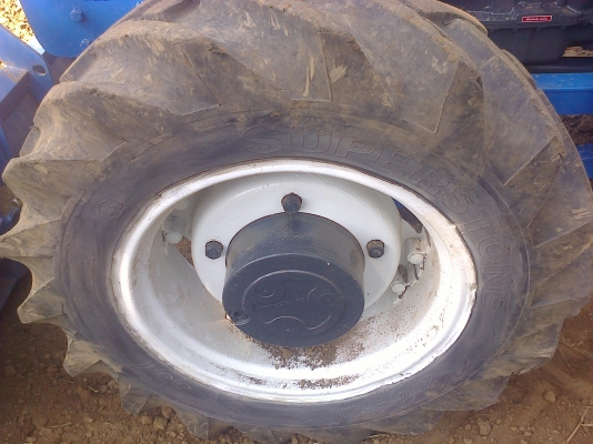 ขายรถฟอร์ด  6640  คานคาโล่  2  เพลา ดันหน้า  หาง  3  เล่มทะเบืยน   พร้อมใช้