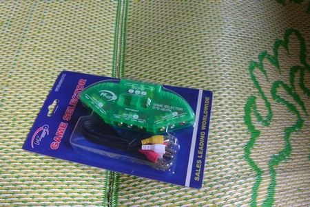 ตัวแยกสัญญาณ  ใช้ต่อพ่วงเพิ่มช่องสัญญาณ AV   ( สำหรับ TV  /  เครื่องเล่นต่างๆ  ที่มี AV  ) 250 บาท.-