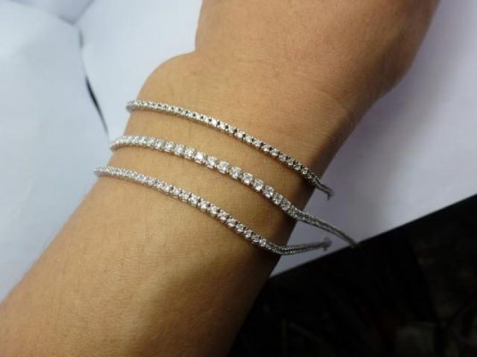 สร้อยขัอมือเงินฝังเพชรสวืส 3 เส้น