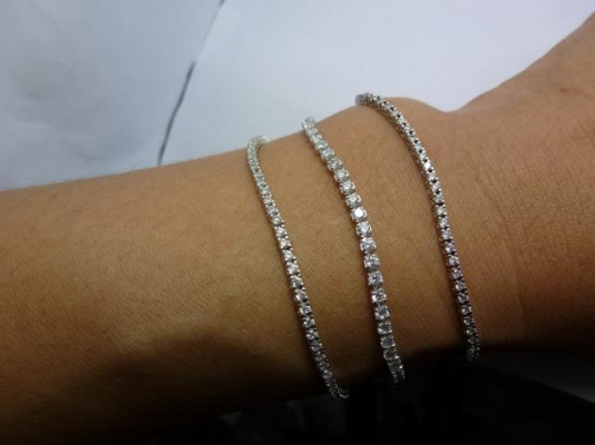 สร้อยขัอมือเงินฝังเพชรสวืส 3 เส้น