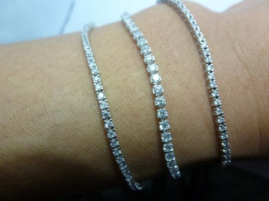 สร้อยขัอมือเงินฝังเพชรสวืส 3 เส้น