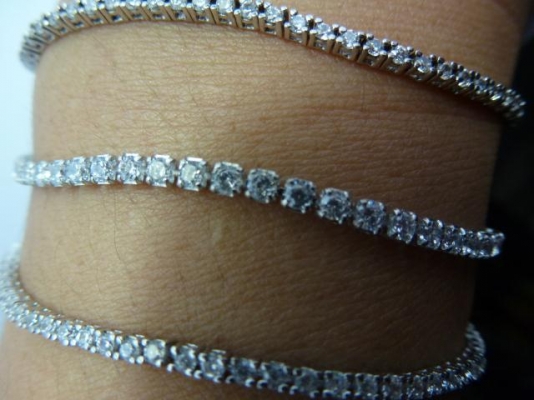 สร้อยขัอมือเงินฝังเพชรสวืส 3 เส้น