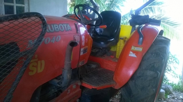 ขายรถไถ KUBOTA รุ่น M7040 รถปี 50 ใช้งานน้อยแค่ 6,000 ชั่วโมง ดันดินอย่างเดียวไม่เคยทำงานในไร่สวน มีผานดันหน้าและผาน 3 เอกสารทะเบียนครบ ราคาต่อรองได้ครับ