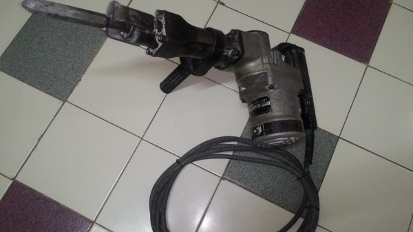 ขายเครื่องสกัดแย็กคอนกรีต Makita รุ่นHM1201(1,130W)สภาพดีสวยมากของสมบูรณ์ made in japan แท้ๆครับ