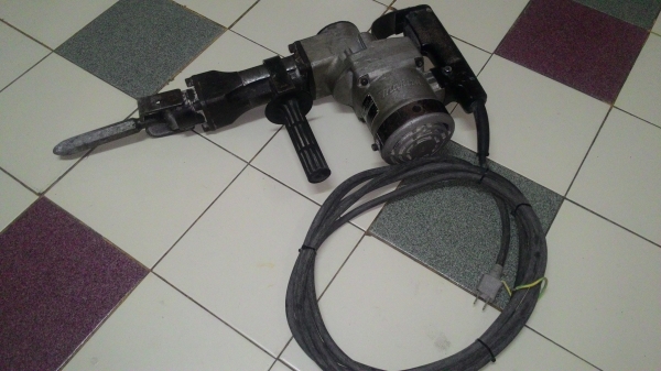 ขายเครื่องสกัดแย็กคอนกรีต Makita รุ่นHM1201(1,130W)สภาพดีสวยมากของสมบูรณ์ made in japan แท้ๆครับ
