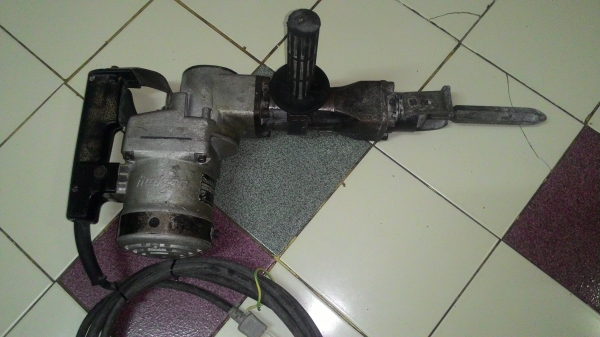 ขายเครื่องสกัดแย็กคอนกรีต Makita รุ่นHM1201(1,130W)สภาพดีสวยมากของสมบูรณ์ made in japan แท้ๆครับ