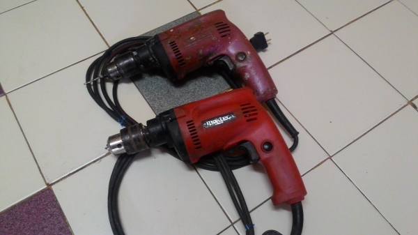 ขายสว่านไฟฟ้าหัว4หุนเจาะกระแทกปูนได้2ระบบพร้อมซ้ายขวายี่ห้อMaktecรุ่นMT811พร้อมใช้งาน