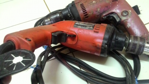 ขายสว่านไฟฟ้าหัว4หุนเจาะกระแทกปูนได้2ระบบพร้อมซ้ายขวายี่ห้อMaktecรุ่นMT811พร้อมใช้งาน ขายสว่านไฟฟ้าหัว4หุนเจาะกระแทกปูนได้2ระบบพร้อมซ้ายขวายี่ห้อMaktecรุ่นMT811พร้อมใช้งาน