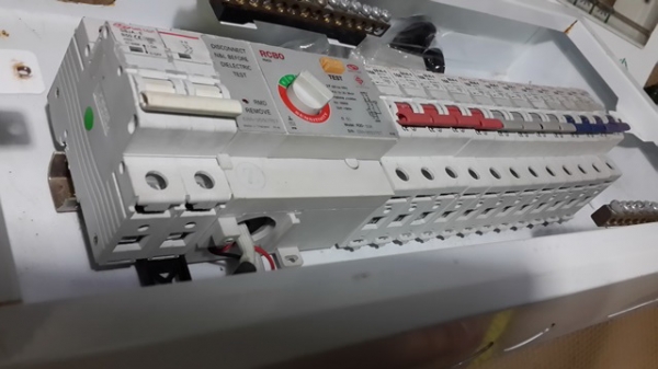 Load Center ของSAFT-T-CUT  ครบตามรูปครับ กันไฟรั่ว ปรับกระแสได้ ลูกเซอกิท12  ตัว  เมน50A