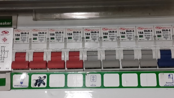 Load Center ของSAFT-T-CUT  ครบตามรูปครับ กันไฟรั่ว ปรับกระแสได้ ลูกเซอกิท12  ตัว  เมน50A