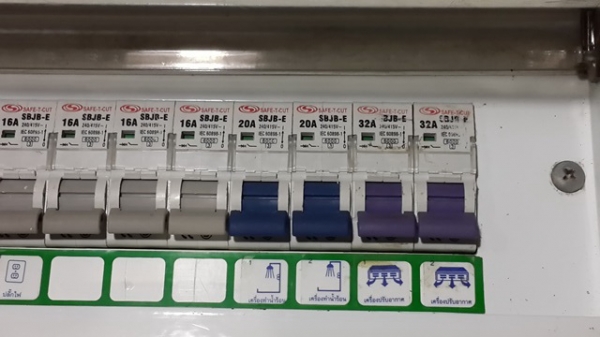 Load Center ของSAFT-T-CUT  ครบตามรูปครับ กันไฟรั่ว ปรับกระแสได้ ลูกเซอกิท12  ตัว  เมน50A