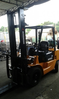 ขายถูก  ล้างสต๊อกเก่าสิ้นปี รถยกติดแก๊ส LPG ยกได้2.5 ตัน เสาสูง 4 เมตร เกียร์ออโต้