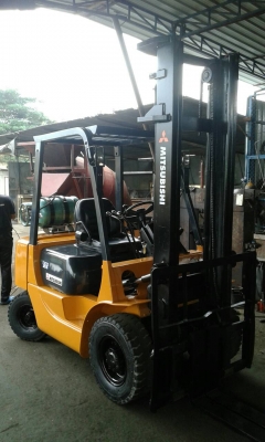 ขายถูก  ล้างสต๊อกเก่าสิ้นปี รถยกติดแก๊ส LPG ยกได้2.5 ตัน เสาสูง 4 เมตร เกียร์ออโต้