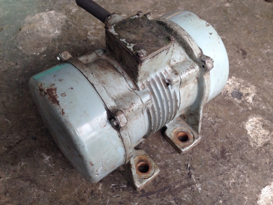 ขายมอเตอร์สั่น-เขย่า Shinko ขนาด 0.5HP. 380V made in Japan สภาพสวยเดิมๆ พร้อมใช้งาน