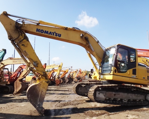 KOMATSU PC200-8