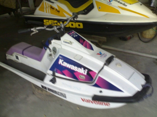 ต้องการขายเจ็ทสกีกึ่งนั่งกึ่งยืน KAWASAKI X2 650 สภาพพร้อมเล่นเครื่องใหม่มาก พร้อมชุดแต่ง