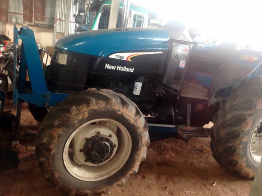 **950,000 บ.ต่อรอง**ขายรถไถ2เพลา ยอดนิยม FORD NEWHOLLAND TS90 ปี53 เครื่องเดิม เกียร์เดิม ปั้มเดิมๆ ใช้งาน 10,xxx ชั่วโมง เครื่องแน่นๆแห้งๆ แรงดี ปั้มดีแน่น เกียร์ดีไม่มีหอน ทำงานดีคล่องตัว แรง ช่วงล่างแน่น ยางดี4เส้น พร้อมใบดันและหางพรวน6 สภาพดี ไม่ผุไม่