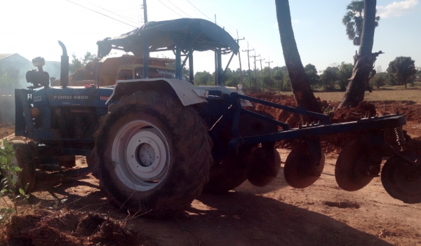 FORD 6600 T3 เพลาเดียว รถสาพดีพร้อมใช้งานได้เลย เครื่องเดิมปั๊มเดิมแน่นดีแรงดี ทำงานคล่องตัวดีมากครับ อุปกรณ์ครบพร้อม มีใบดันหน้า ผานพรวน 3 เอกสารสัญญาซื้อขาย ราคาต่อรองได้ครับ