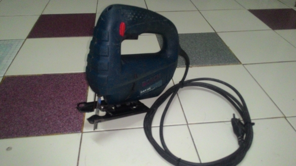 ขายเลื่อยจิ๊กซอตัดไม้ตัดเหล็กยี่ห้อBOSCH รุ่นGST65(400วัตต์)สภาพดีพร้อมใช้งานครับ