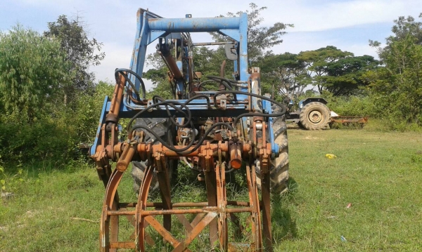 ขายตามสภาพรถไถอินเตอร์ เครื่องดี เกียร์มีปัญหา พร้อมเครื่องคีบอ้อย